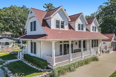 Image de Avery Street Beach House. Sleeps Douze! Six Chambres! Quatre Bath!