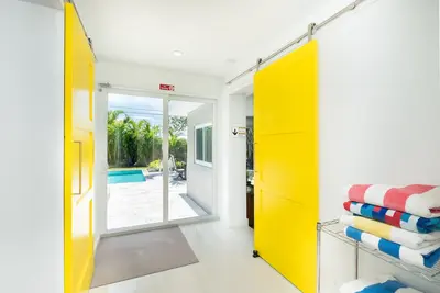 Image de Fort Lauderdale rénové Wilton Manors au milieu du siècle moderne avec piscine privée.