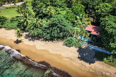 Beachfront privée maison avec une piscine privée.
