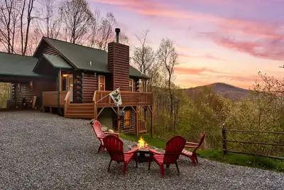 Image de Ridgeview Cabin - Propre, confortable, WiFi, chauffage / air central, vue sur la montagne toutes les chambres