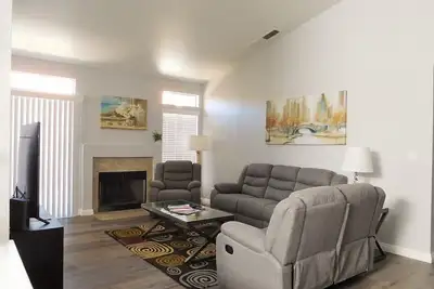 Image de Élégant Nouveau Remodel Vh avec 4 chambres à proximité de Strip