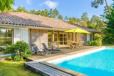 Image de Villa pour 8 avec cheminée et Piscine PRIVÉE!