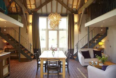 Image de Magnifiquement restaurée Grange; Combinant caractéristiques originales et de haute technologie pour le confort