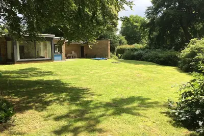 Image de Bungalow près de la plage dans un village forestier calme