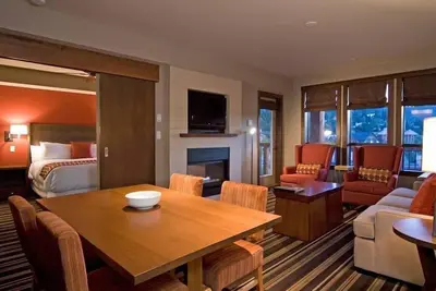 Image de Suite élégante + piscine extérieure chauffée | 5 minutes du centre-ville de Whistler