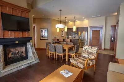 Image de Ski-in Condo + Cheminée et balcon | Accès aux spas, piscines et spas!
