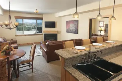 Image de Suite 1 chambre à l'hôtel Awesome Resort avec piscine extérieure chauffée et bain à remous