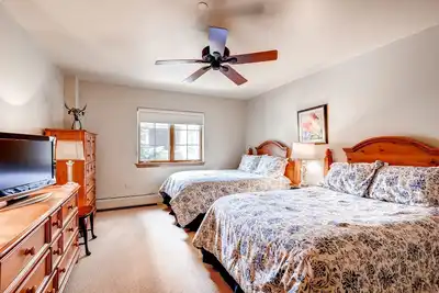 Image de Condo pour 6 au cœur de Beaver Creek Village avec accès à la piscine, au sauna et au bain à remous!