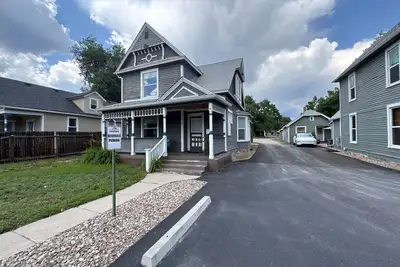 Image de Maison du début du siècle récemment rénovée, proche du centre-ville