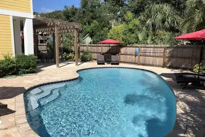 Image de Ville - Piscine - 5 min à pied de St George Street - 3br - Immaculée - Cour arrière