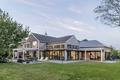 Image de Maison parfaite de 5 chambres avec une grande intimité / à pied du centre-ville d'Edgartown