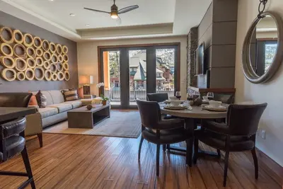 Image de Condo moderne près de la marina et de la gondole | 2 jacuzzis + accès à la piscine!