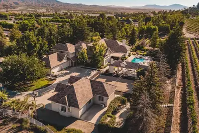 Image de À couper le souffle 14 Acre Estate | 22 personnes | ❤ de vin caché par AvantStay