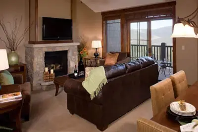 Image de Ski-in Condo + Cheminée et balcon | Accès, bains à remous, salle de sport, salle de jeux