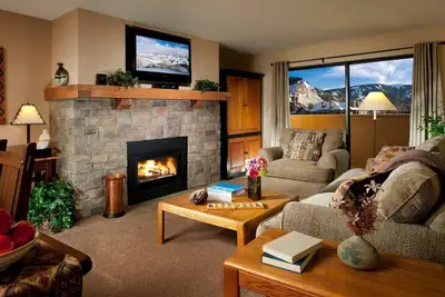Image de Condo de montagne spacieux avec 2 chambres, cheminée et balcon