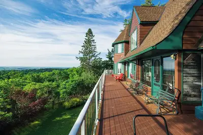 Image de Far Horizons luxe Maison de vacances à Montebello, Québec