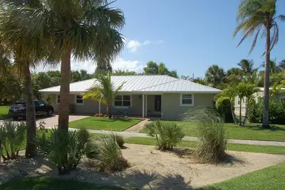 Image de Maison bien aménagée avec piscine d'eau salée et pool house séparé & Nouveau Vert Putting!