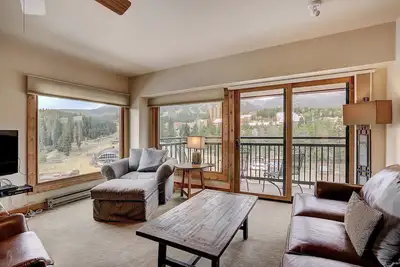 Image de Rare Trouver! Grand appartement avec cheminée et accès au spa!