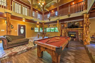Image de Nouveau! Spacieux Conroe Home w \/ baby-foot et table de billard!