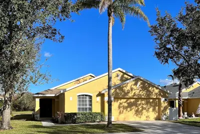 Image de Moderne 4br / 3b, vue sur l'étang, piscine surdimensionnée, WiFi, barbecue - Nouvelle salle de jeux