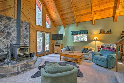 Image de Chalet w \/ Wraparound Deck dans le village Big Trees!