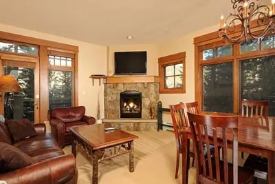 Image de Magnifique Condo 2 chambres avec balcon privé et cheminée accueillante!