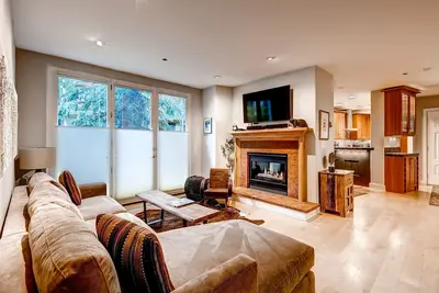 Image de Condo de montagne + cheminée et balcon privé | Piscine et bain à remous sur place!