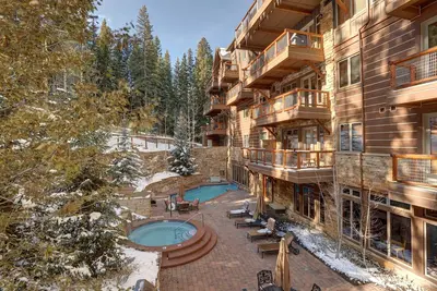 Image de Condo skis aux pieds avec accès à la piscine, bain à remous, espace barbecue + foyer