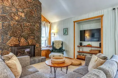 Image de Maison moderne avec bain à remous privé, piscine partagée, passes Sharc - Chiens Ok!