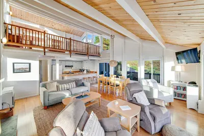 Image de Oceanfront maison w \/ vue imprenable, près de la ville, chargeur de 50 ampères, 1 chien Ok