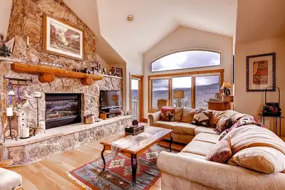 Image de Spacieux Condo + Balcon | Accès Piscine & Hot Tubs! 8 personnes!