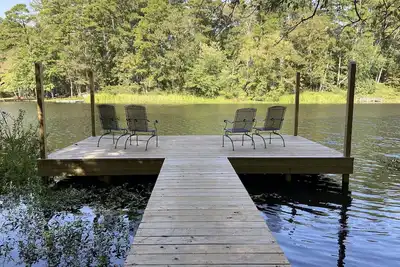 Image de Belle cabine Waterfront sur Holly Lake, 6 couchages, quai de bateau privé avec canoë