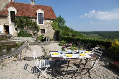 Image de 17ème siècle récemment rénové. maison en pierre