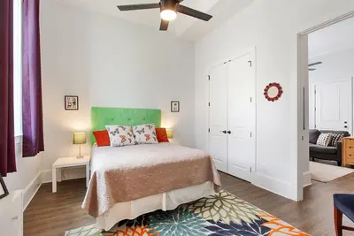 Image de Nouveau! ! Près du quartier français - Sunset Point, calme 1 chambre, condo privé