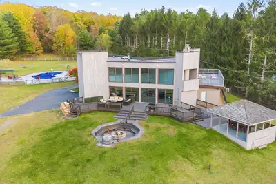 Image de Escapade contemporaine Lake House - 5 acres - Front de lac \/ piscine \/ activités!