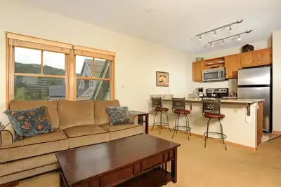 Image de Condo de montagne + balcon et cheminée | Accès au spa, au sauna et à la salle de sport!