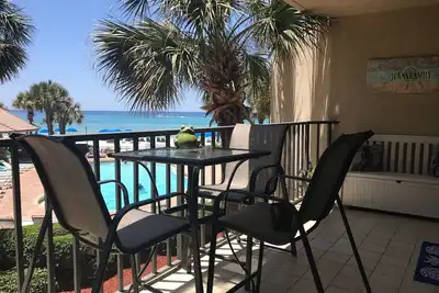 Image de Vue d'un million de dollars sur une plage familiale - Comprend des chaises de plage