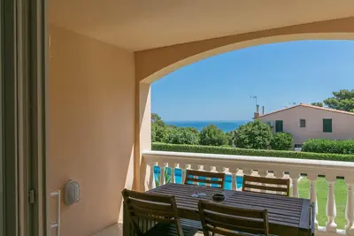 2 bedroom apartment in Aiguafreda, Begur. Sea views, terrace and pool (Ref:H11)