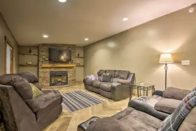 Image de Nouveau! Maison spacieuse de Kunkletown avec salle de jeux complète!