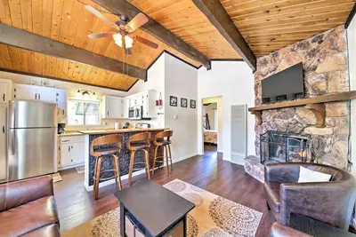 Image de Nouveau! Cozy Big Bear Cabin avec terrasse, barbecue et cheminée