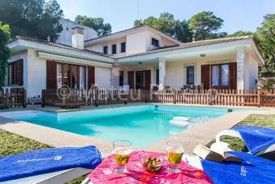 Image de Villa avec 5 chambres avec grande piscine.