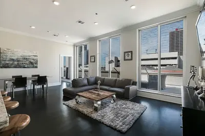 Image de Penthouse de luxe 3 Br avec balcon dans le centre-ville de Nola