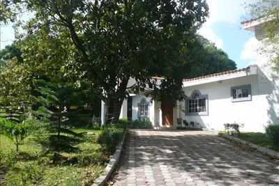 Image de Maison moderne dans la banlieue de Managua, dans un jardin luxuriant.
