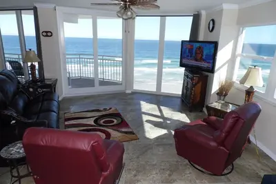 Image de Une vue imprenable! Suite Penthouse rénovée en bord de mer! Unité de coin d'extrémité spacieuse!