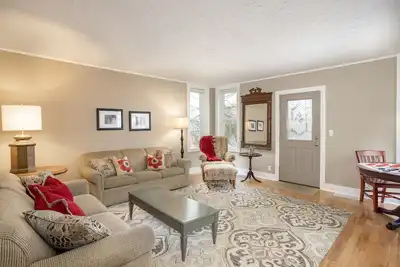 Image de Suttons Bay en ville. 4 Br, à pied de la plage, près de vignobles, joli décor \/ rue calme