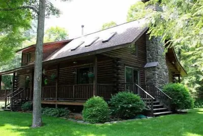 Image de Parfait maison en bois rond de rêve sur Creek avec des cascades