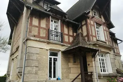 Image de Premier étage indépendant avec jardin sur le bord de mer.