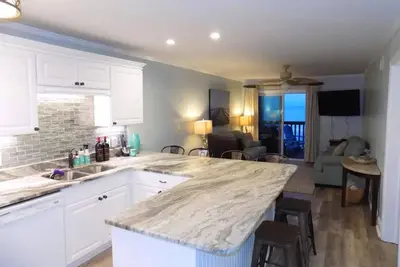 Image de \"St. Happy Ours \"- Direct Ocean Front avec piscine! Réservez 2019 maintenant!