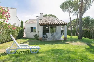3 bedroom house in Platja de Pals w/ garden and shared pool (H35)