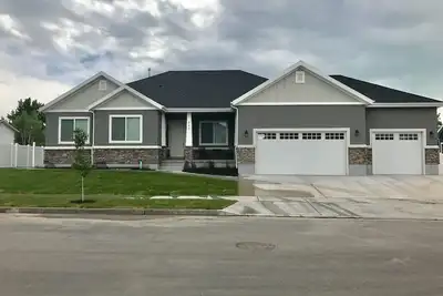 Image de Grande maison de 3700 pieds carrés! 5 chambres, 3. 5 bains avec grande cuisine